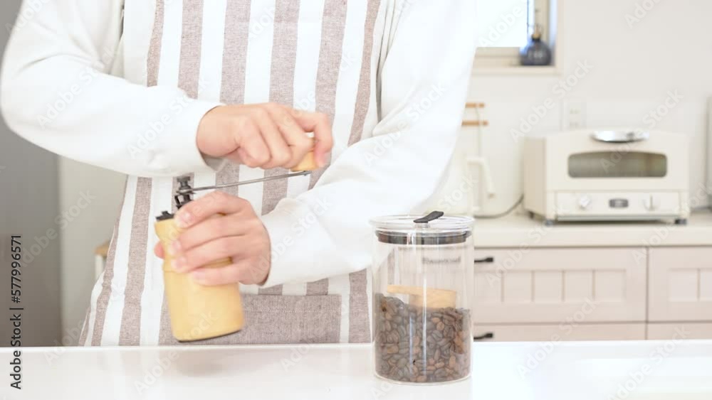 コーヒー豆を挽く40代の男性 コーヒー豆を挽く40代の男性