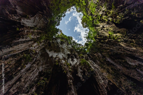 Fotografi Batu caves limestone mountains cave view fron the bottom in Kuala Lumpur Malaysi