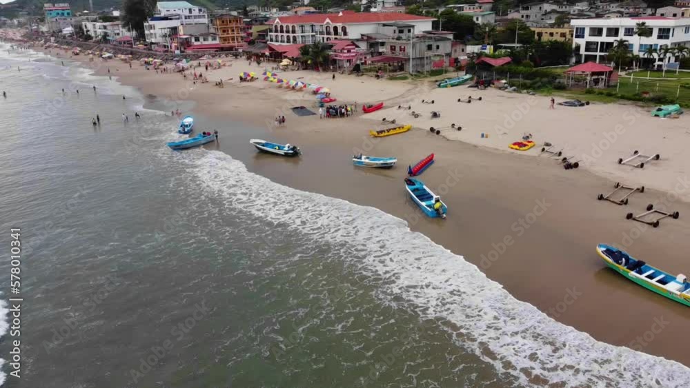 Botes De Pescadores En La Orilla De La Playa 
