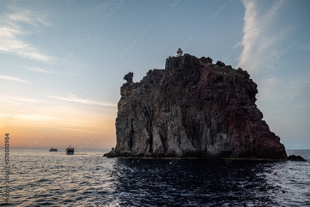 Strombolicchio - kleine Insel vor Stromboli im Abendlicht