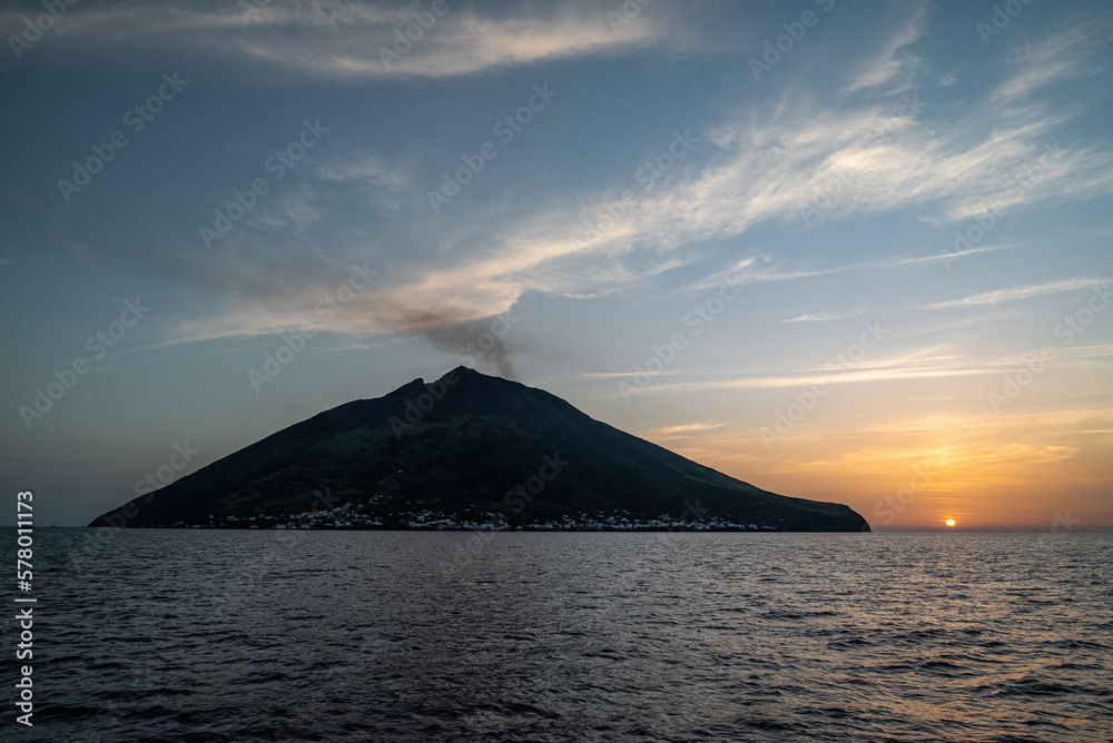 Vulkan Stromboli rauchend in Abenddämmerung