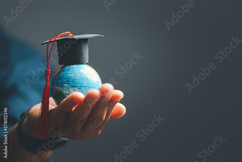 Valokuvatapetti Graduation cap with Earth globe