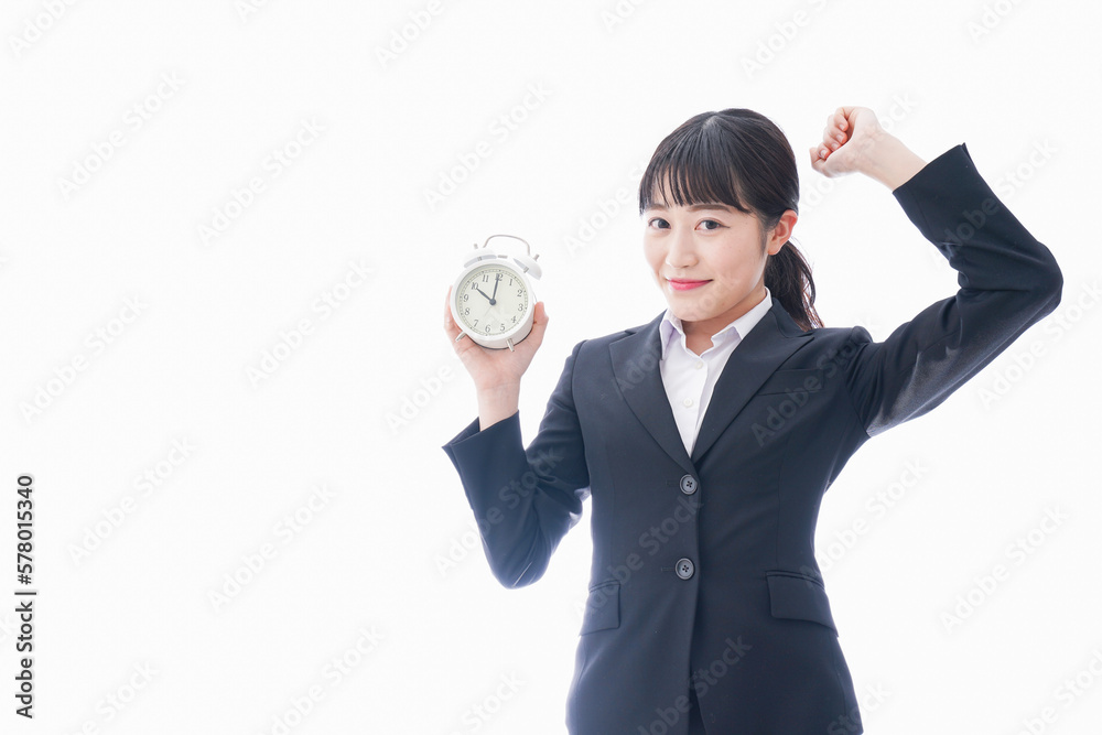 寝坊をする若い女性