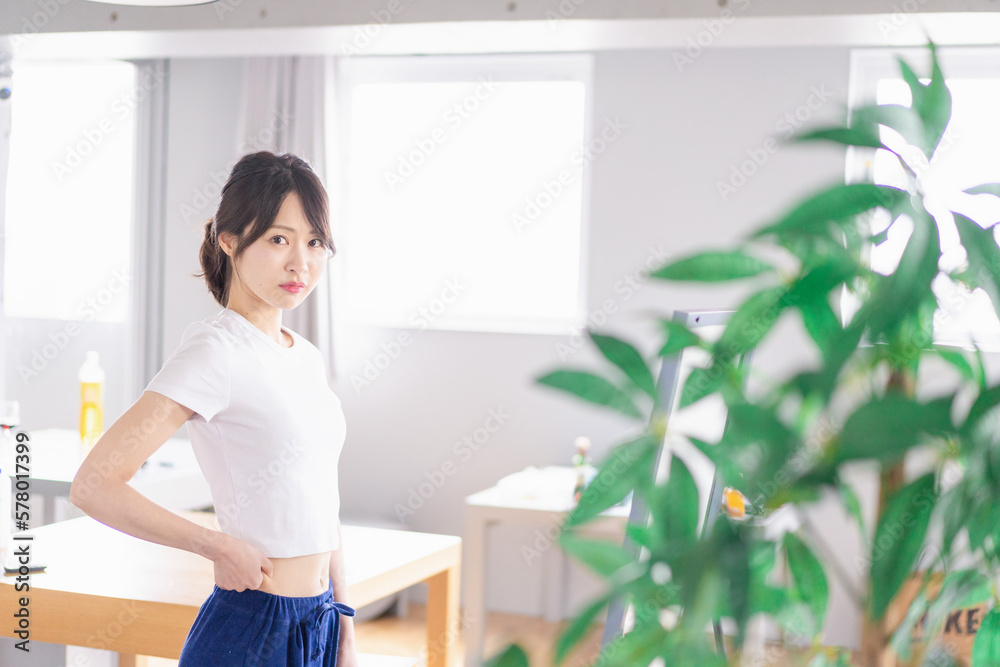 ダイエットをする若い女性 ダイエットをする若い女性