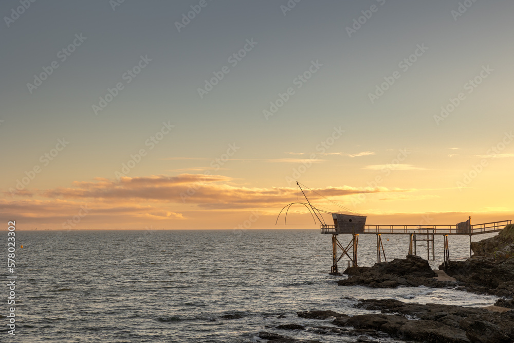 Cabane de pêche bord de plage, coucher de soleil, Pornic France