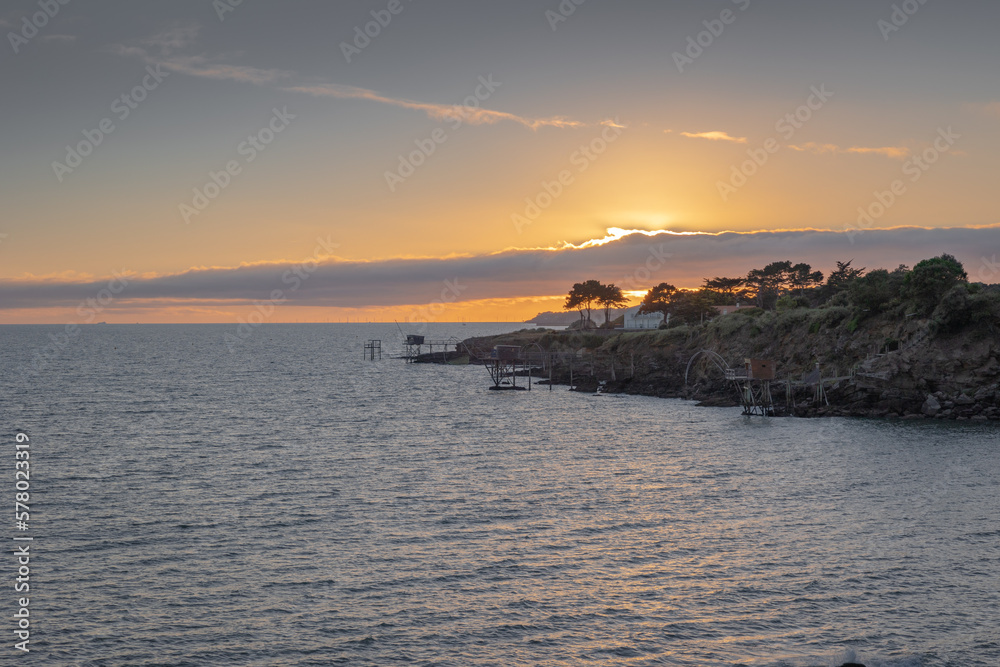 Fototapeta premium Bord de plage, coucher de soleil, Pornic France