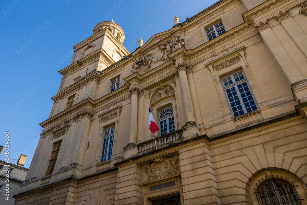 Façade de style classique, côté Plan de la Cour, de l'Hôtel de ville d'Arles