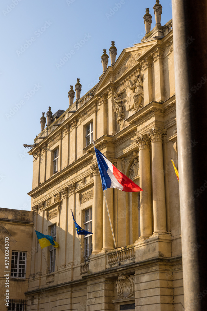 Obraz premium Façade de style classique, côté Place de la République, de l'Hôtel de ville d'Arles