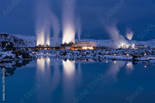 Vue nocturne de la centrale géothermique de Svartsengi à côté du Blue Lagoon - 	
Gullbringusýsla dans le comté de Sudurnes en Islande photo