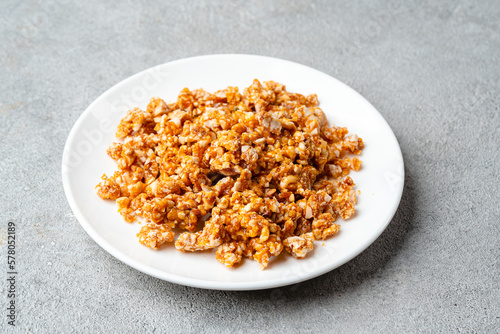 Crushed caramel peanut brittle is usually used for topping cakes. Nougat Caramel