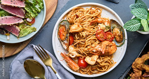 Εκτύπωση καμβά seafood marinara pasta with clams, shrimp and squid shot top down