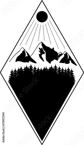 Landschaft mit Bergen, Wald und Sonnenstrahlen Silhouetten