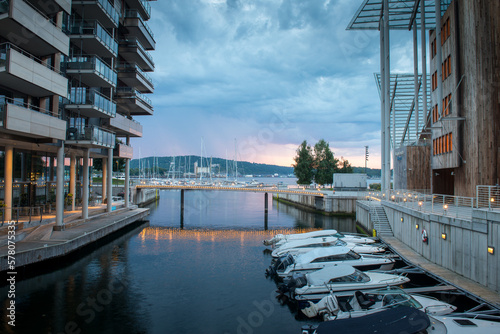 Oslo, Norvège, port de plaisance dans quartier  résidentielles au levé du soleil un matin d'été photo