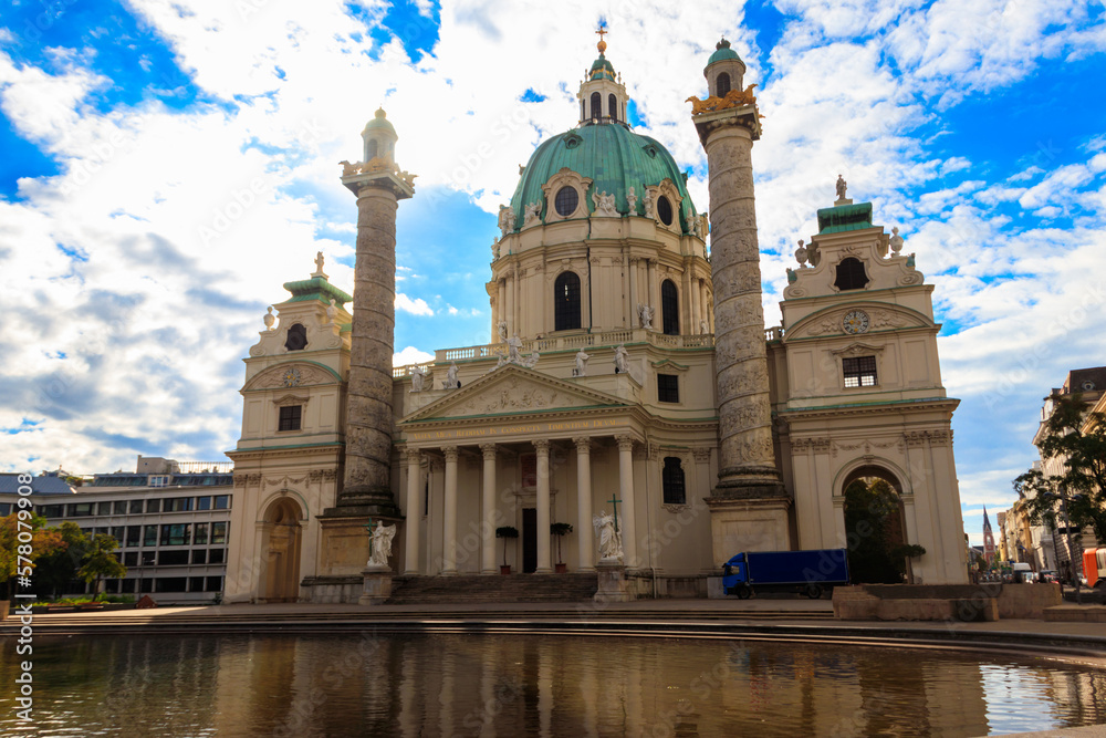 Obraz premium St. Charles's Church (Karlskirche) in Vienna, Austria