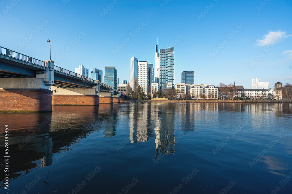 Obraz premium River Main Skyline and Untermainbrucke Bridge - Frankfurt, Germany