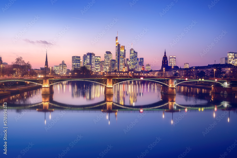 Obraz premium Frankfurt skyline with purple light and Alte Brucke (Old Bridge) - Frankfurt, Germany