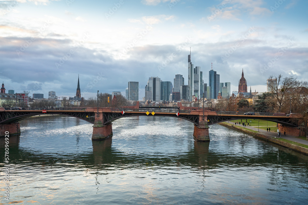 Naklejka premium Frankfurt skyline with Alte Brucke (Old Bridge) - Frankfurt, Germany