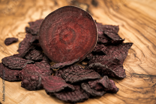 Rote Beete Chips auf Olivenholz