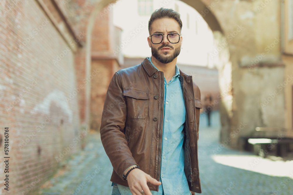 Obraz premium casual man walking towards the camera with attitude