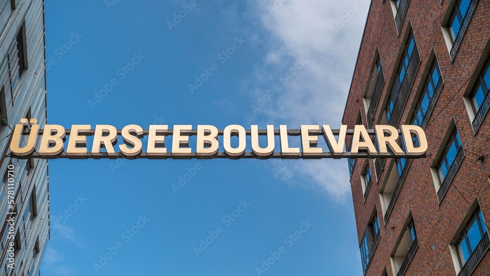 Fototapeta premium Der Eingang zur Überseeboulevard in den Überseequartieren in der Hansestadt Hamburg.