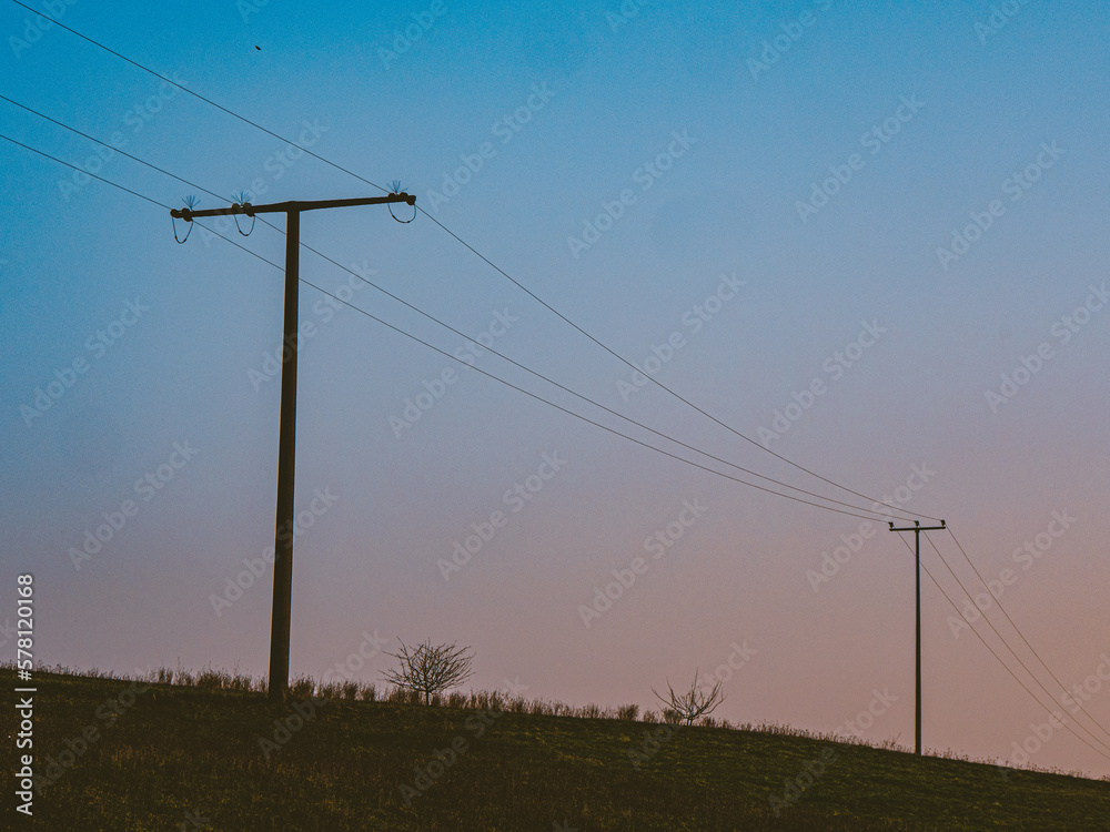 Strommasten in der Ferne imi Sonnenuntergang Strommasten in der Ferne imi Sonnenuntergang