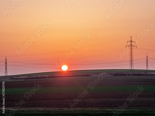 Strommasten in der Ferne imi Sonnenuntergang