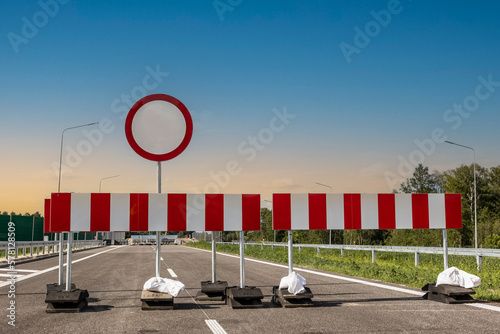 Budowa nowej autostrady. Montaż barier ochronnych i znaków przy nowo budowanej autostradzie. Nowy asfalt. photo