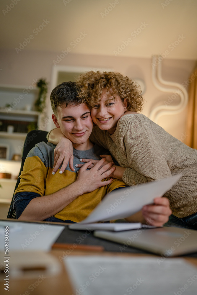 Φωτογραφία mature woman and son caucasian man teenager receive letter read good news studen