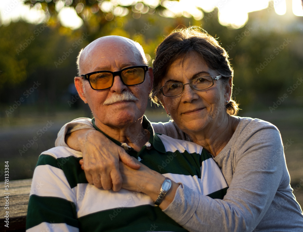 SEÑOR Y SEÑORA MAYORES ABRAZADOS EN UN PARQUE AL ATARDECER Stock Photo ...