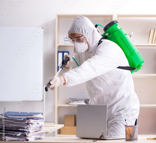 Tableau sur toile Professional contractor doing pest control at office