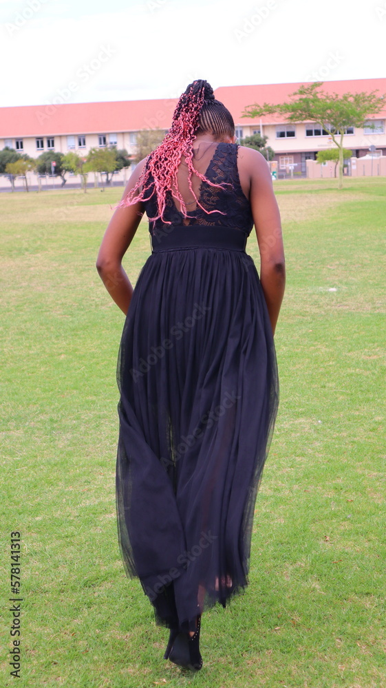 Naklejka premium black confident woman walking away 