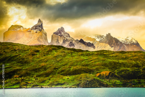 Obraz na płótnie Horns of Paine and Lake Pehoe at sunset, Torres Del Paine, Patagonia, Chile w salonie