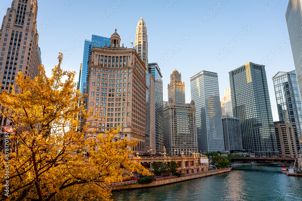 Fototapeta premium View of Chicago, Illinois and Chicago River at dawn during the autumn 
