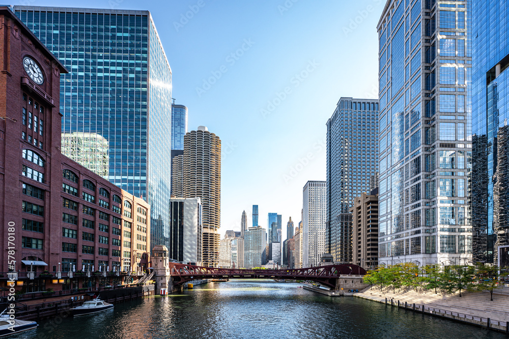 Obraz premium View of Chicago, Illinois and Chicago River with buildings and bridges