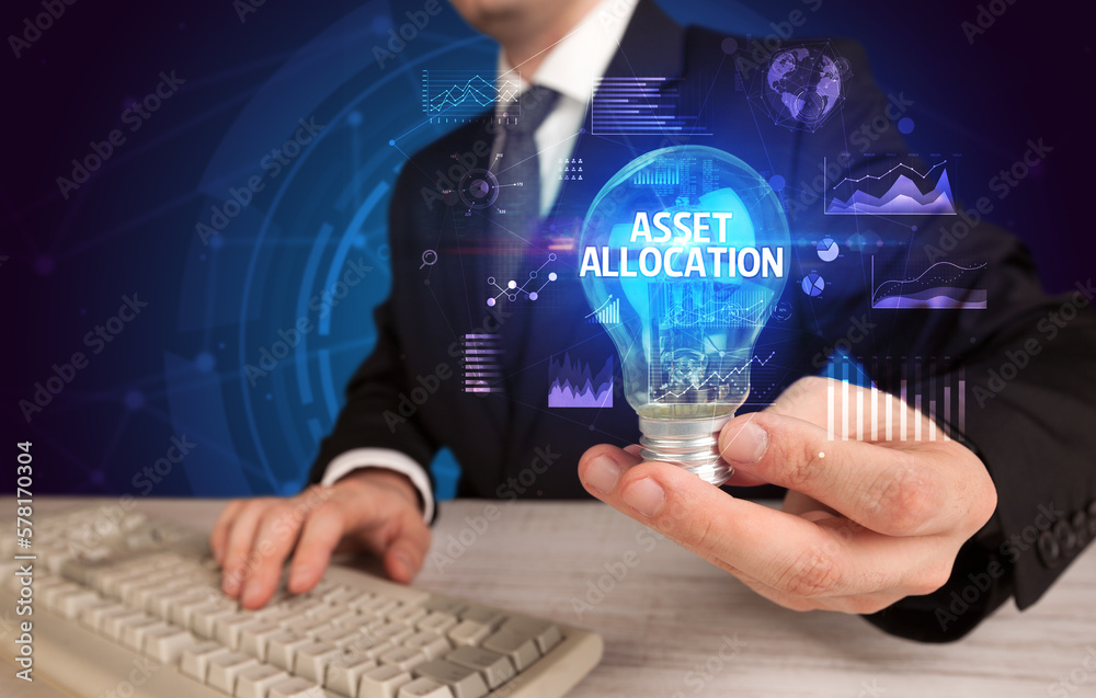 Naklejka premium Businessman holding a light bulb, new business concept