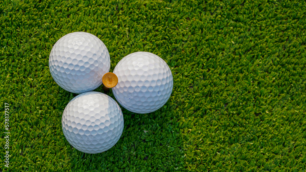 Obraz premium Green grass with golf ball closeup in soft focus when sunlight Playground for golf course concept