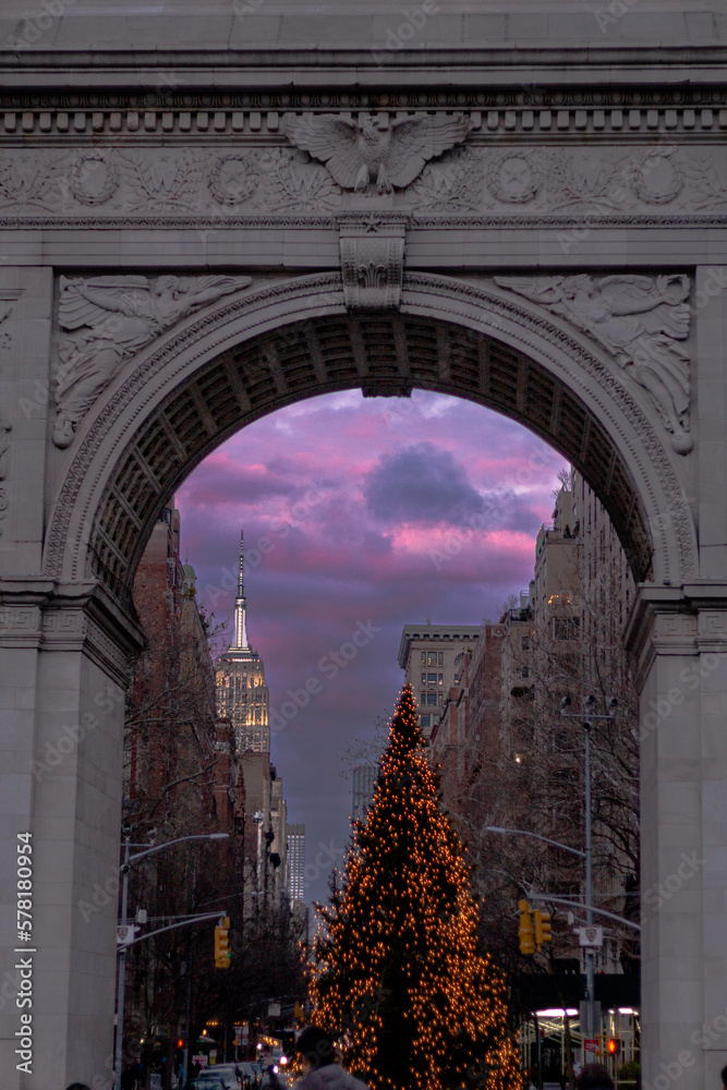 Obraz premium Captivating Twilight: Stunning Image of Empire State Building at Sunset for Your Design Needs