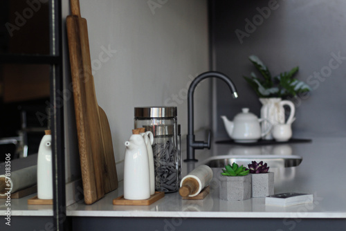bancada de cozinha planejada e moderna com torneira em metal preta photo