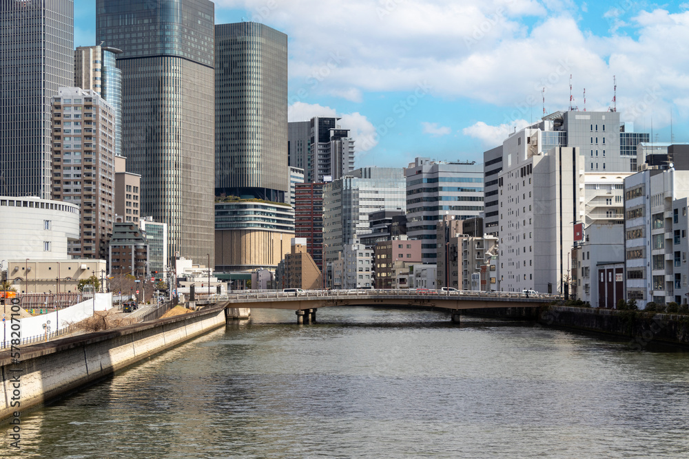 Fototapeta premium 土佐堀川から眺める大阪中之島の都市風景