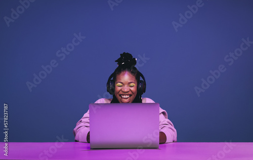 Fototapet Cheerful female gamer winning an online game on a laptop