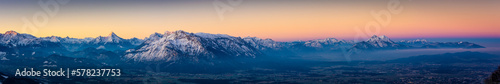 Berchtesgadener Alpen mit Watzmann   ber der Stadt Salzburg am Morgen im Winter
