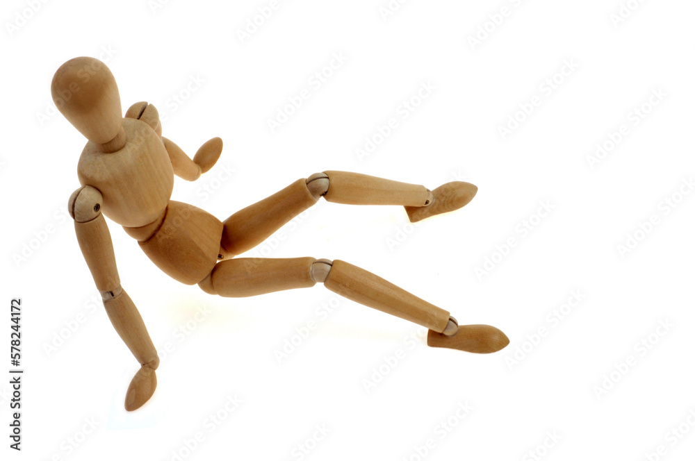 Mannequin articulé en bois assis vu de dessus en gros plan sur fond blanc Mannequin articulé en bois assis vu de dessus en gros plan sur fond blanc