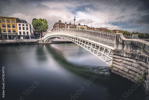 Fotografie Ha'penny Bridge a Dublino in lunga esposizione