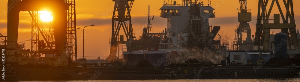 Scenes from the work of the heavy shipbuilding industry