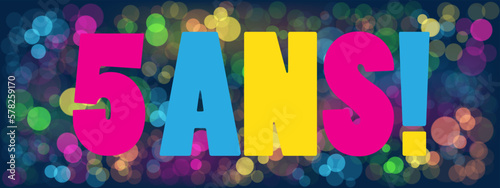 Bannière 5 ANS! sur fond de bokehs colorés