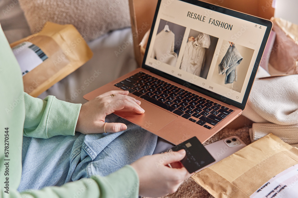Ταπετσαρία Unrecognizable person buys clothes on resale fashion makes shopping onine uses laptop uses laptop computer holds credit card consumes fashion sits crossed legs on bed