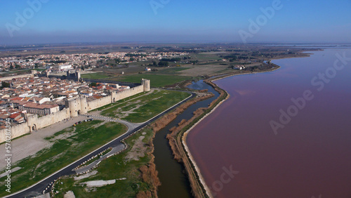 Photo aérienne Aigues Mortes dans le Gard, Petite Camargue, remparts, cité médiévale Languedoc Roussillon , Occitanie France © Artenseo