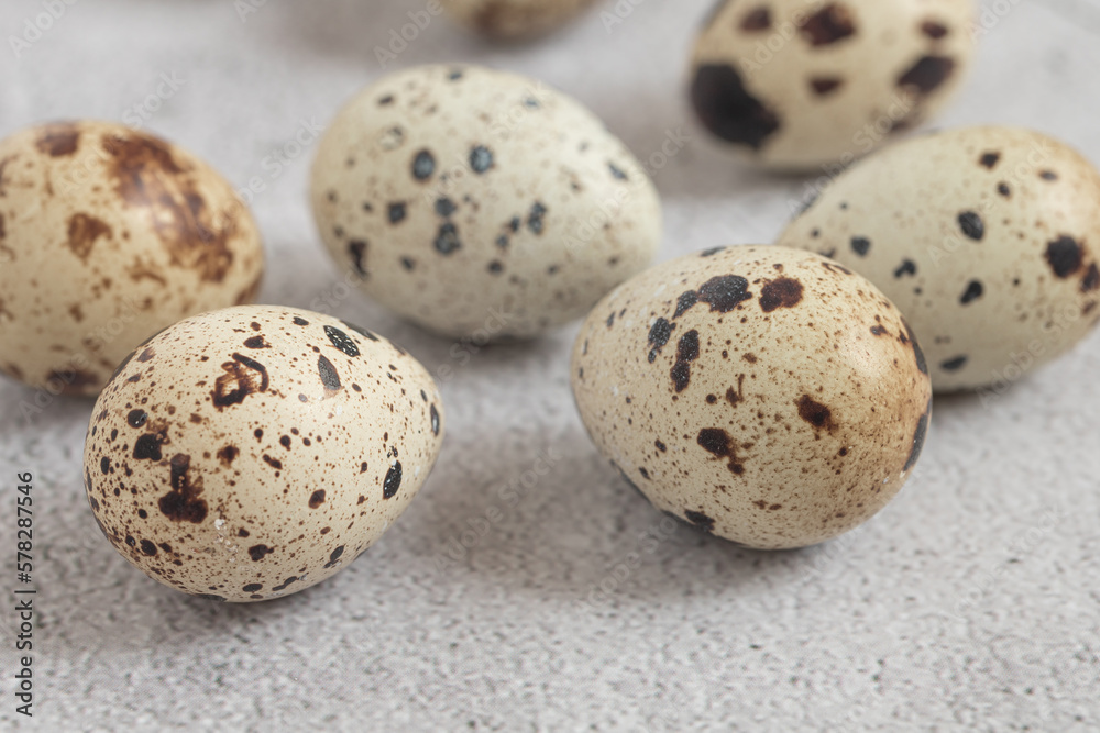 Obraz premium Easter quail eggs. Spring background with small easter quail eggs. Vintage photo processing