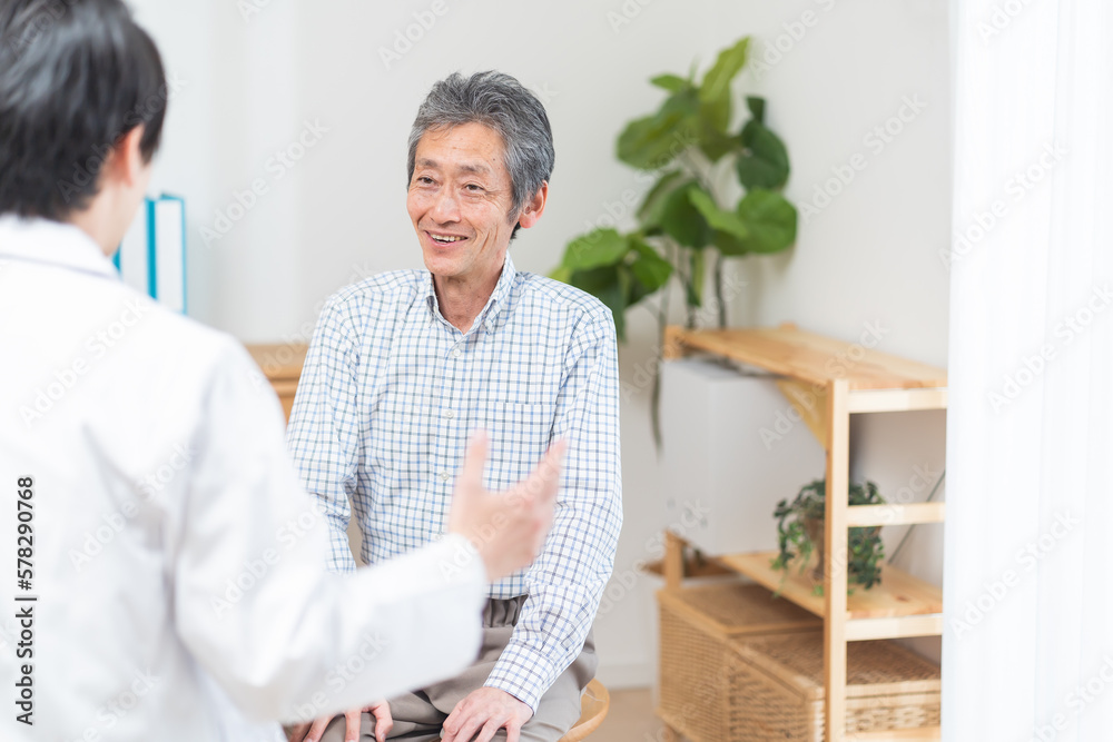診察を受ける日本人男性患者