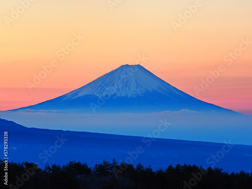 朝焼けの富士山 © minonpus